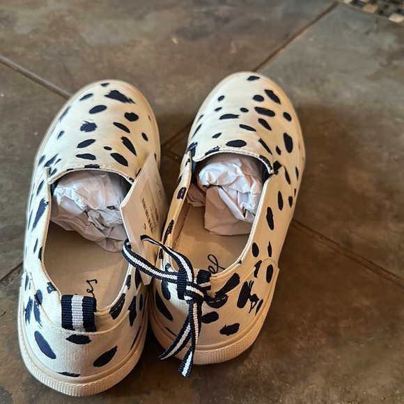 Brand new w/ Tag black/ white sneakers size 7 run a little big - Picture 3 of 3